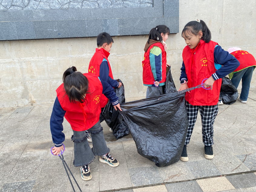 弘揚(yáng)雷鋒精神，爭(zhēng)做護(hù)河先鋒