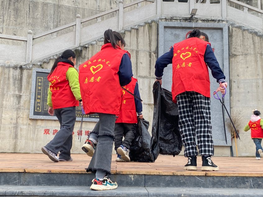 弘揚(yáng)雷鋒精神，爭(zhēng)做護(hù)河先鋒