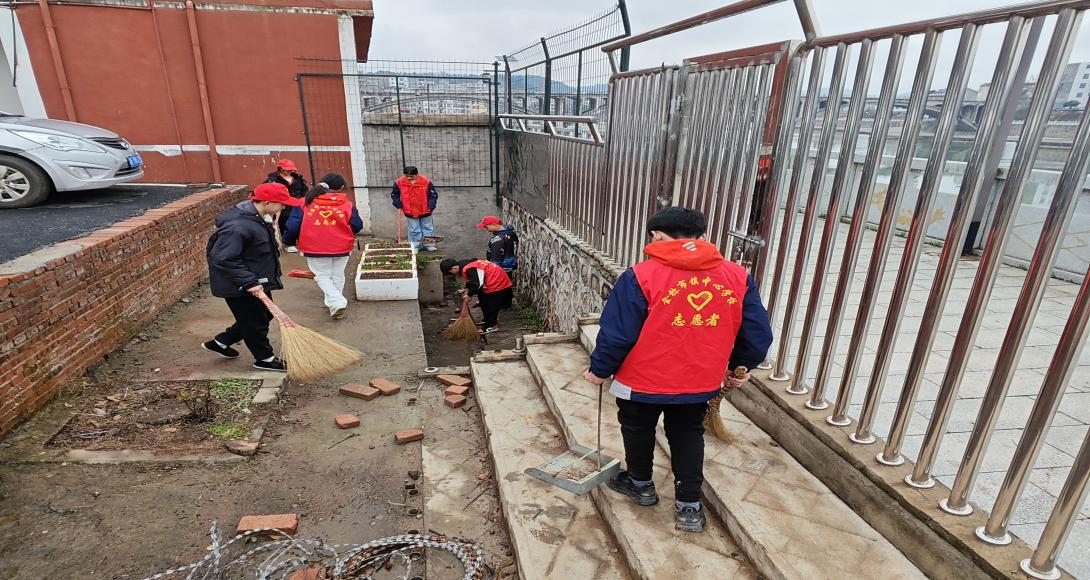 金稱市鎮(zhèn)中學(xué)開展“環(huán)保行動，美化校園”學(xué)雷鋒志愿者服務(wù)