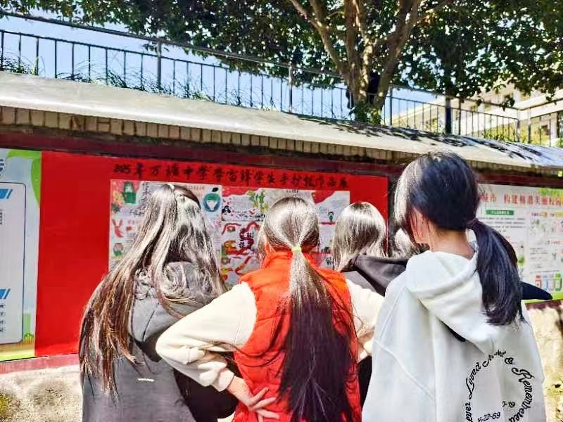 萬(wàn)塘鄉(xiāng)中心學(xué)校組織開(kāi)展“學(xué)習(xí)雷鋒”手抄報(bào)