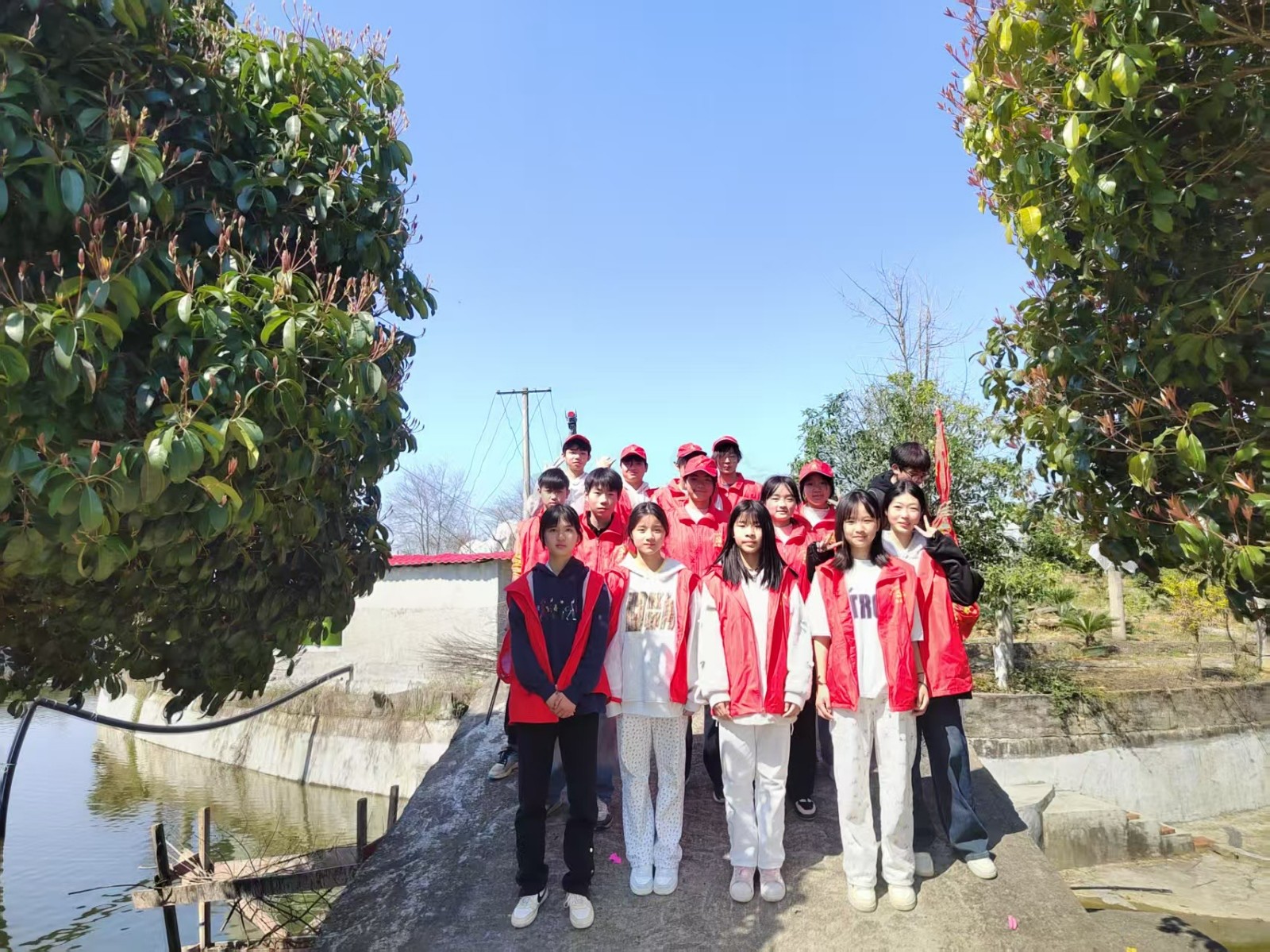 春日踐行雷鋒志   暖行不負(fù)好時(shí)光