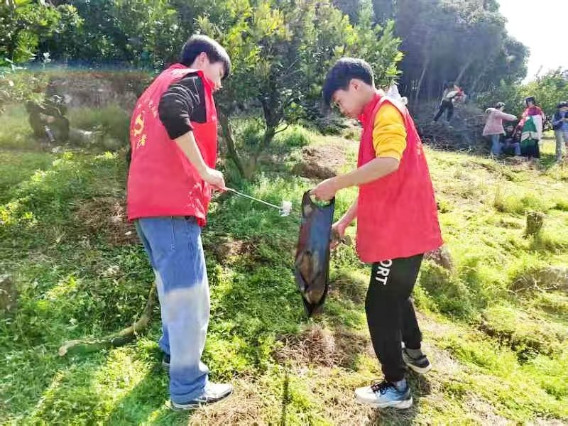 春日踐行雷鋒志   暖行不負(fù)好時(shí)光