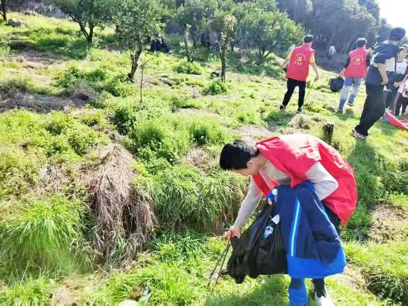 春日踐行雷鋒志   暖行不負(fù)好時(shí)光
