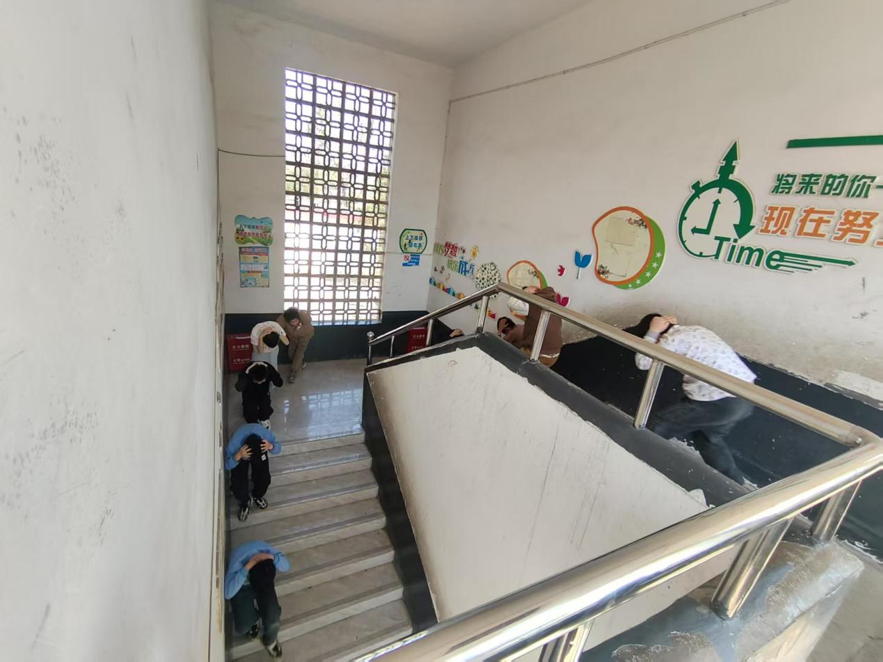 霞塘云中心完小開展防震減災(zāi)、消防應(yīng)急演練