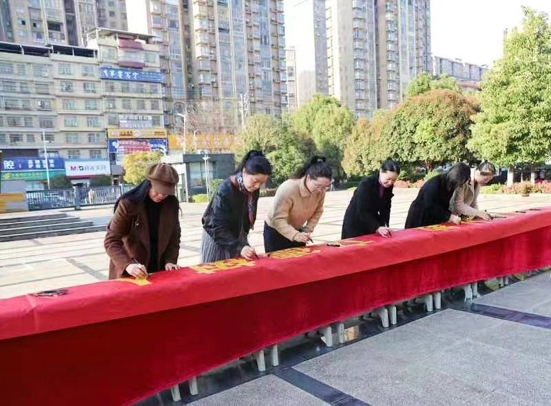 城區(qū)二小舉行“清廉從教，立德樹(shù)人” 簽名宣誓活動(dòng) ?