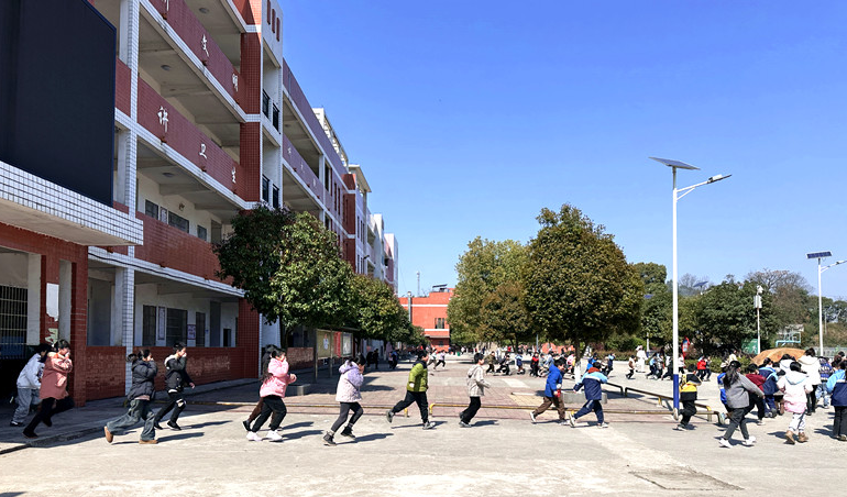 新寧縣金石鎮(zhèn)水頭學(xué)校：消防演練筑防線 安全守護(hù)伴成長(zhǎng)