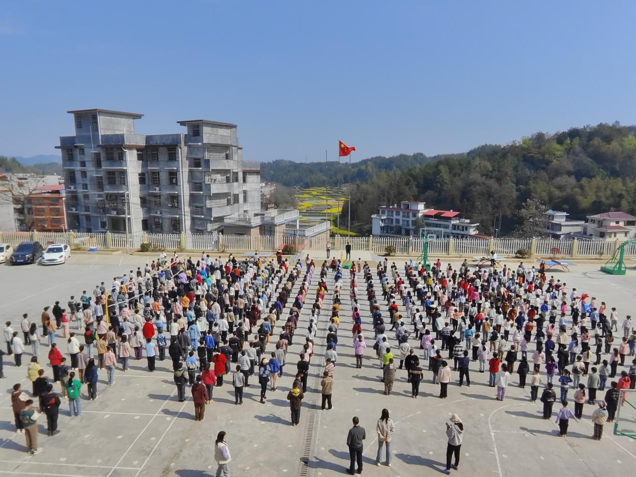 三閣司鎮(zhèn)長(zhǎng)鋪中心小學(xué)活力大課間，陽(yáng)光滿校園