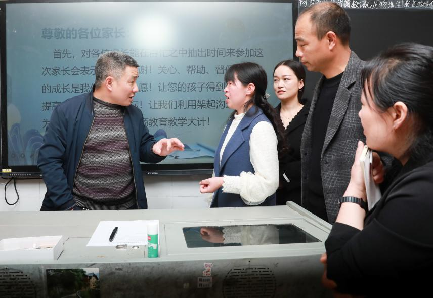 隆回二中召開高一、高二家長會(huì)