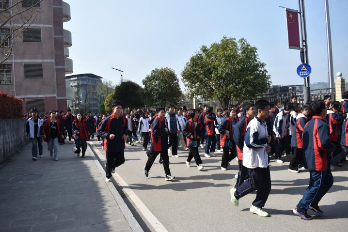 隆回二中舉行應(yīng)急疏散演練