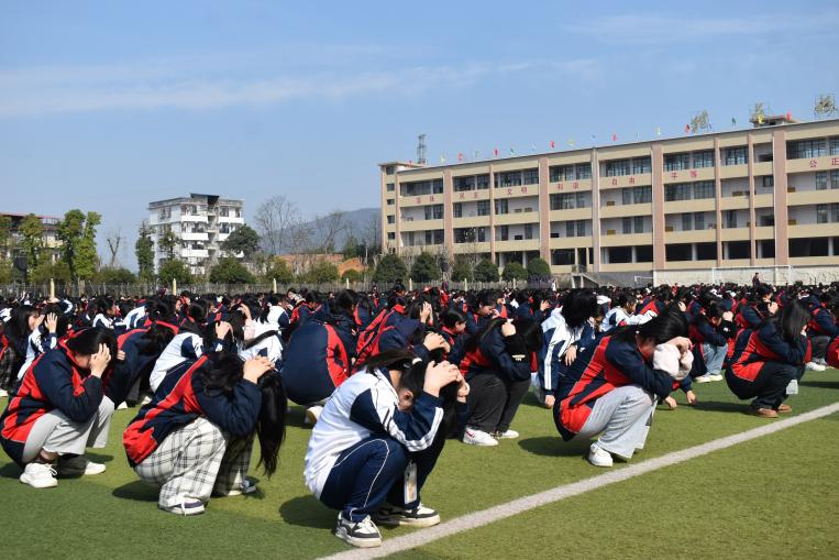 隆回二中舉行應(yīng)急疏散演練