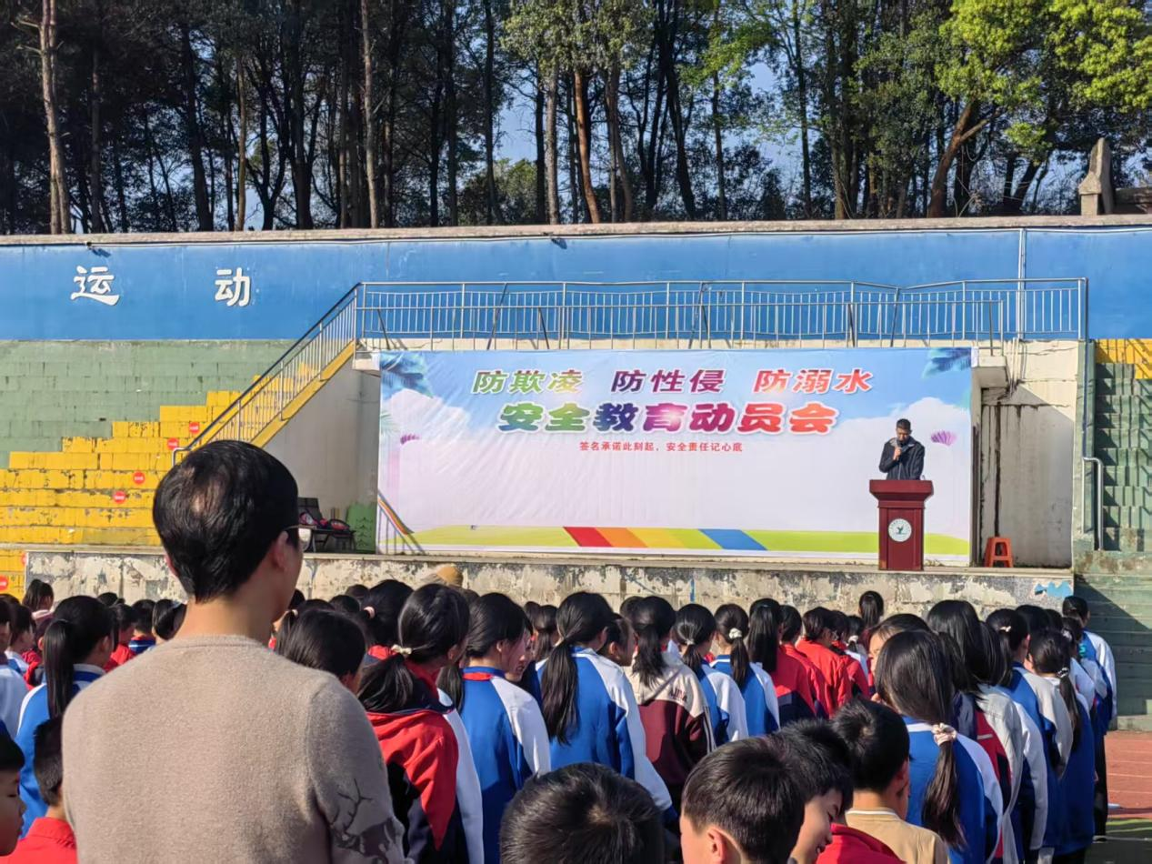 長(zhǎng)陽鋪鎮(zhèn)中心完小師生簽名承諾共筑安全校園