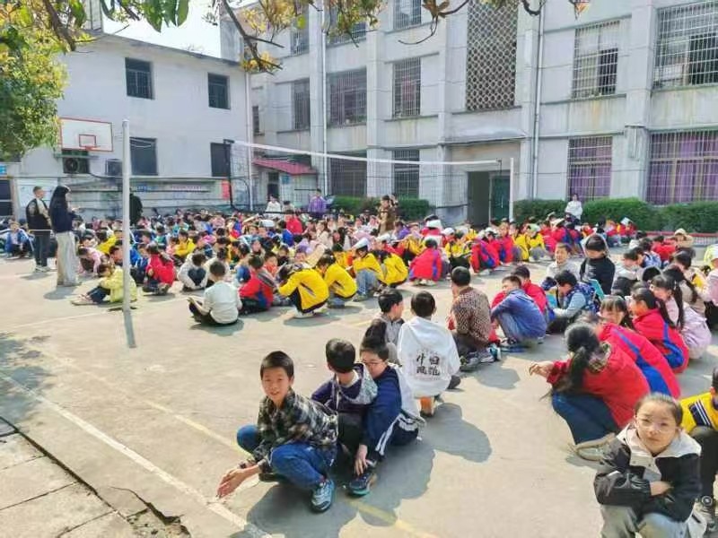 紅星小學(xué) 開展防震、消防、防恐、防暴綜合安全應(yīng)急疏散集中演練