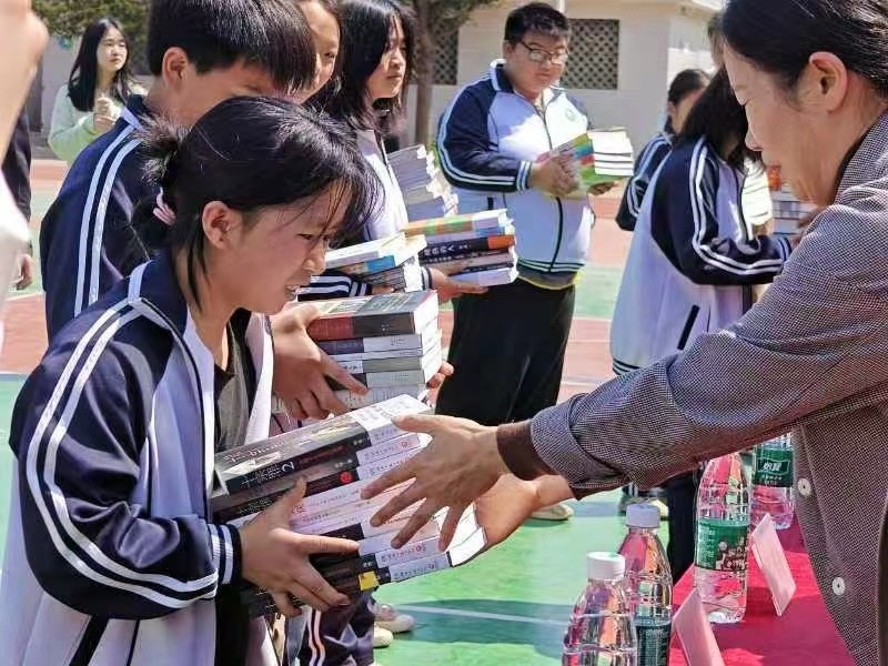下花橋鎮(zhèn)雙江中學(xué)舉行愛心圖書捐贈活動