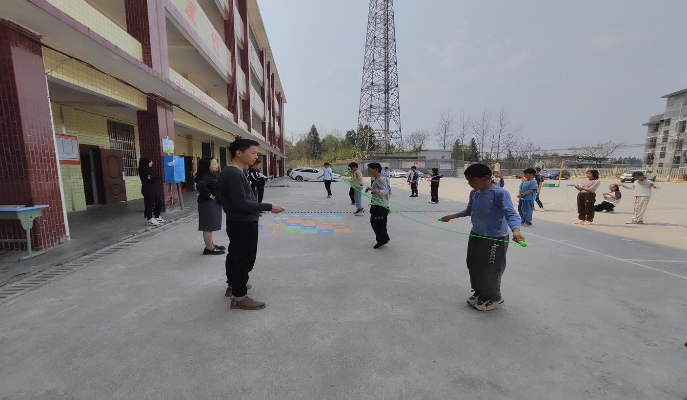 躍動青春 繩彩飛揚(yáng) 長鋪中心小學(xué)舉辦第一屆校園跳繩比賽