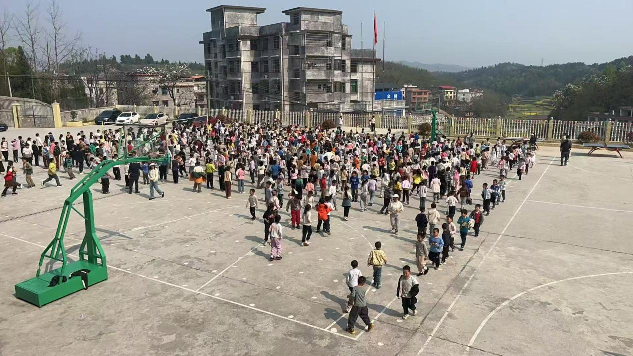 師生同行 陽(yáng)光共舞