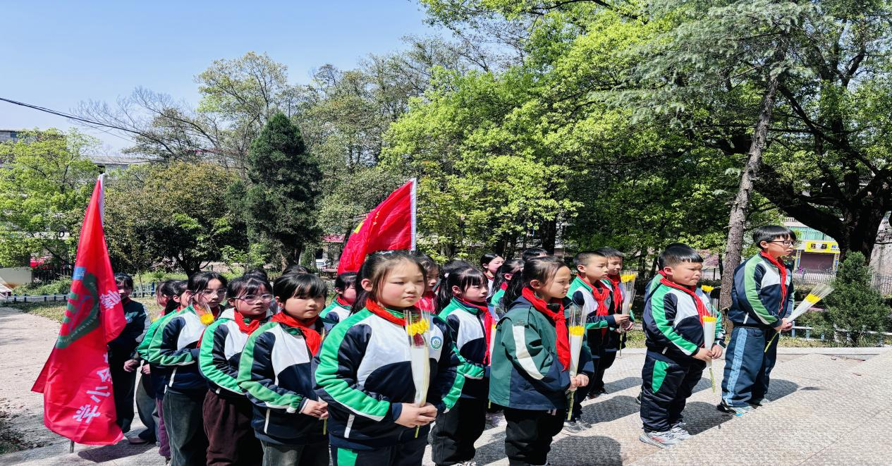 五峰鋪鎮(zhèn)中心完小赴衡寶戰(zhàn)役五龍嶺 烈士公園開(kāi)展清明祭英烈