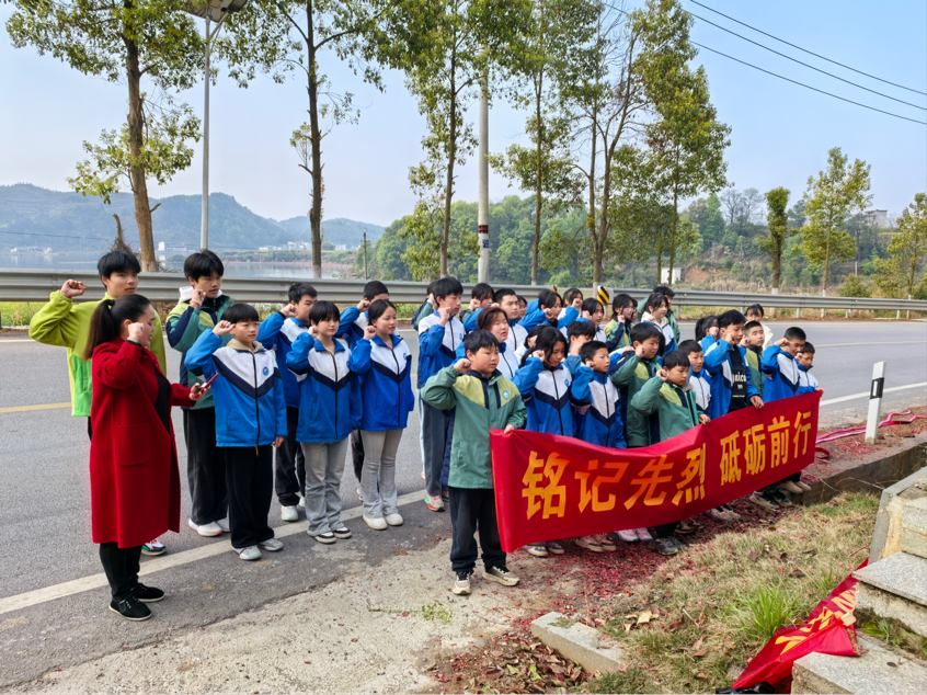 霞塘云中學開展“清明祭英烈”