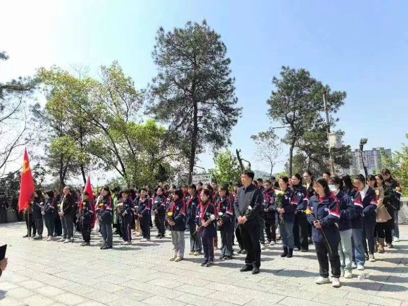 塘渡口鎮(zhèn)第五完全小學(xué)黨支部開展“清明祭英烈”