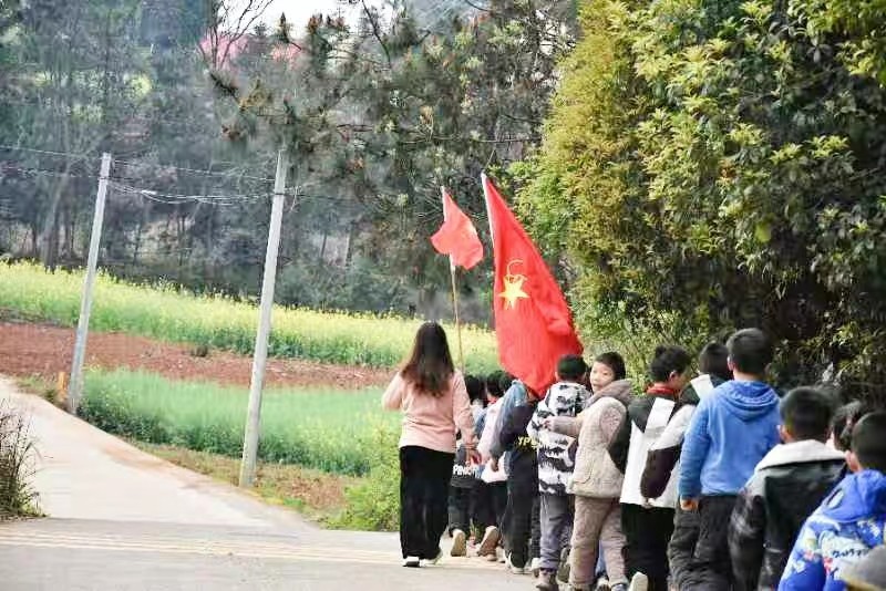 下花橋鎮(zhèn)五里學(xué)校開(kāi)展清明祭掃：用腳步丈量信仰的距離