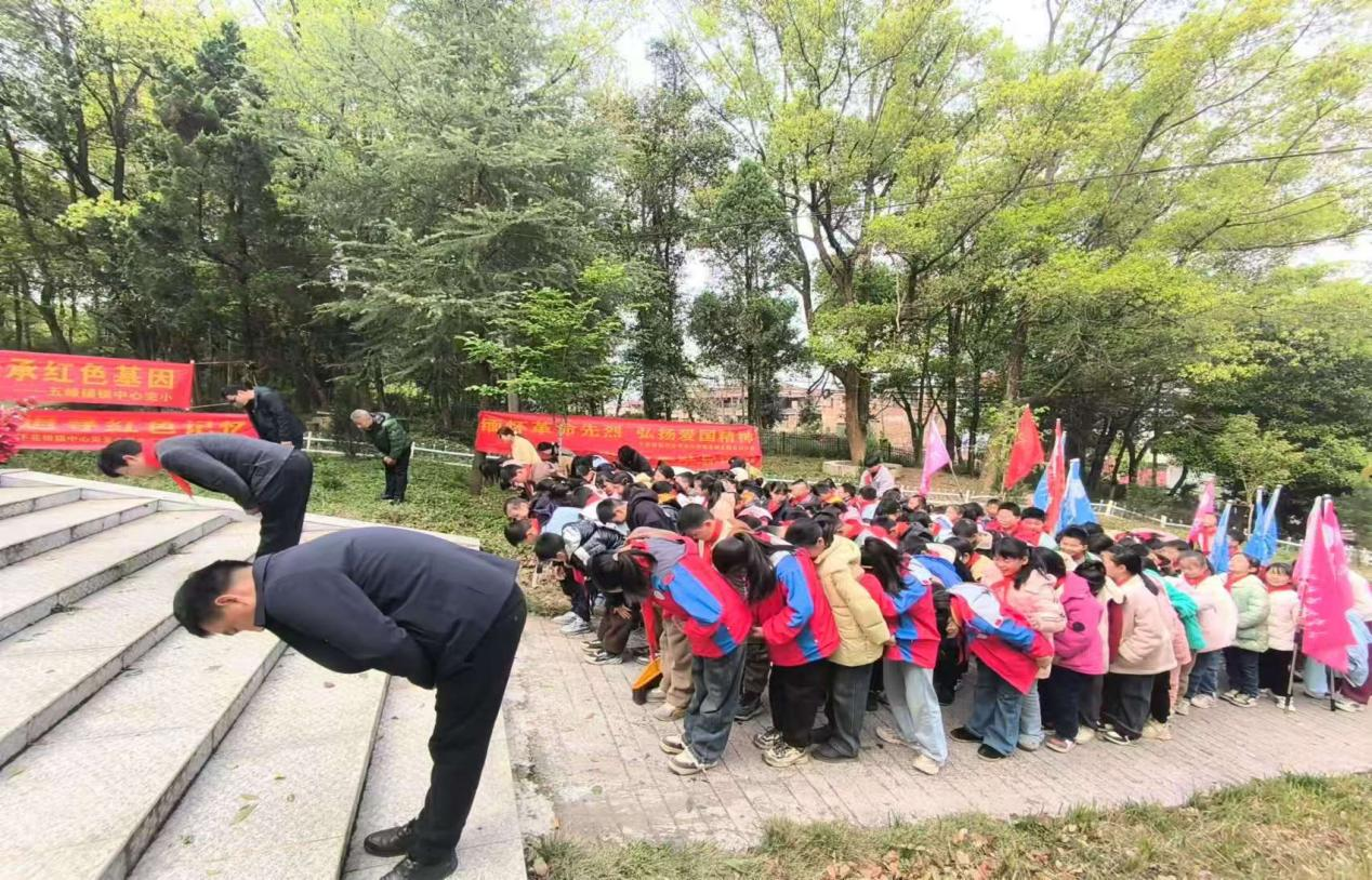 下花橋鎮(zhèn)中心完小清明祭英烈活動(dòng) “緬懷革命先烈，追尋紅色記憶”