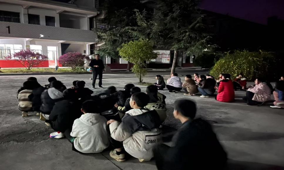 新寧縣萬塘鄉(xiāng)白馬田中心小學(xué) 開展學(xué)生宿舍夜間消防安全演練