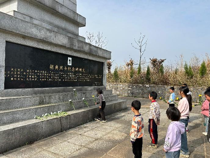 緬懷先烈寄哀思