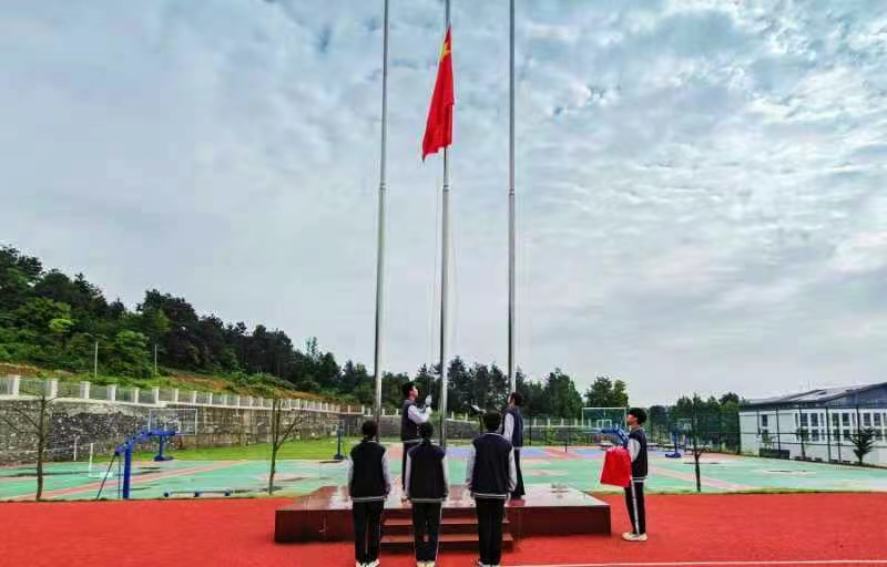 白倉鎮(zhèn)芙蓉學(xué)校 開展“緬懷革命先烈 傳承紅色精神”國旗下講話主題