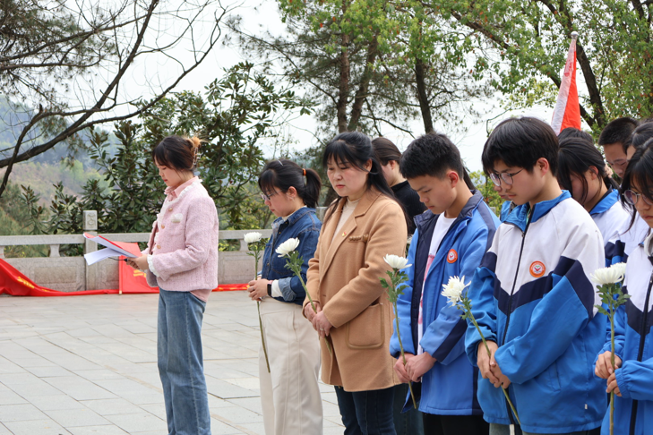 塘渡口鎮(zhèn)玉田中學(xué)開展清明祭英烈