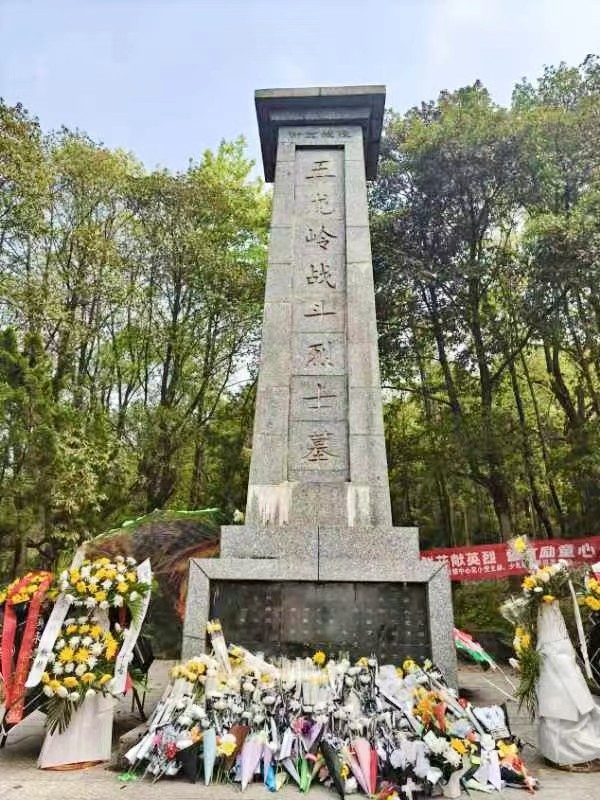 鮮花獻(xiàn)英烈 誓言勵童心