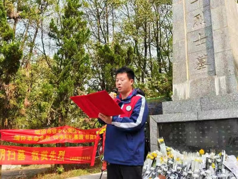 鮮花獻(xiàn)英烈 誓言勵童心