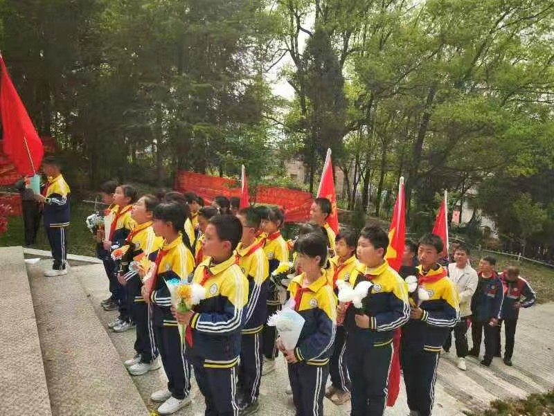 鮮花獻(xiàn)英烈 誓言勵童心