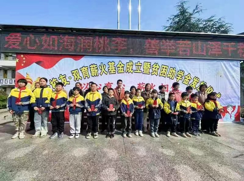 雙向滋養(yǎng)：校友反哺潤澤桑梓