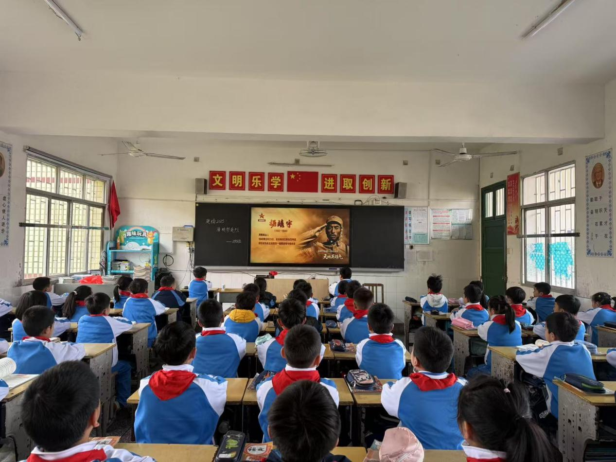 城區(qū)二?。何拿骷漓爰陌?，紅色傳承潤(rùn)童心