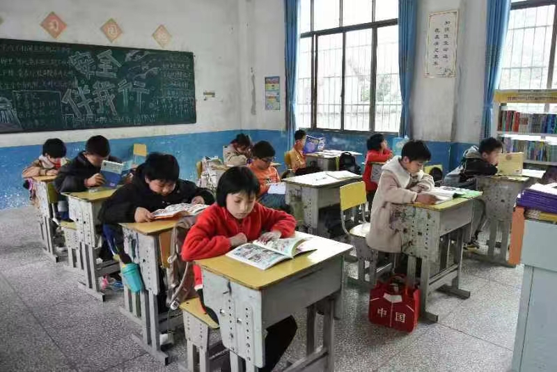 書籍與籃球架起鄉(xiāng)村教育