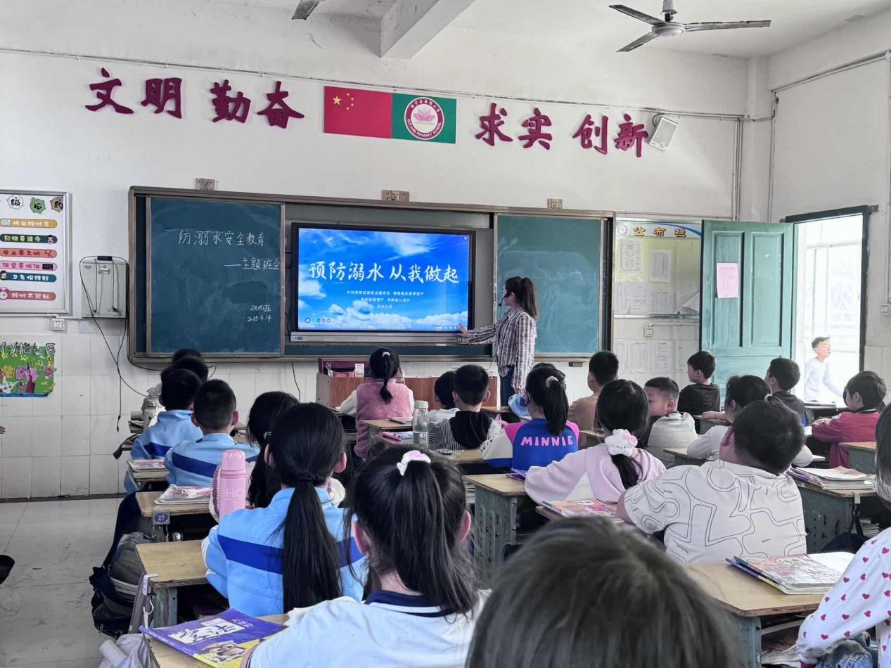 藕塘小學開展了“珍愛生命 謹防溺水”應(yīng)急演練