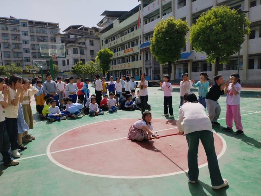 藕塘小學開展了“珍愛生命 謹防溺水”應(yīng)急演練