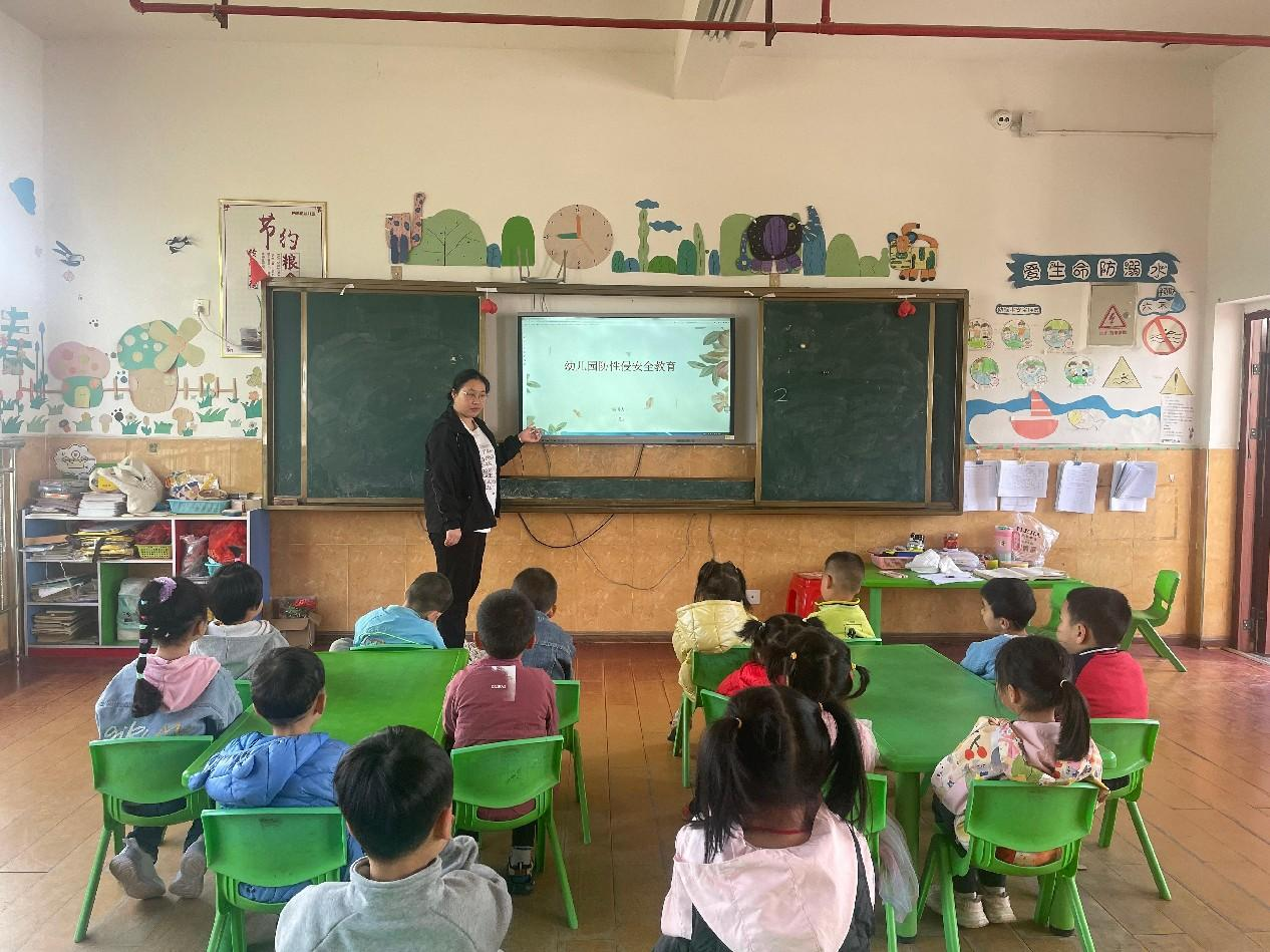 萬(wàn)塘鄉(xiāng)白馬田幼兒園 開(kāi)展“利劍護(hù)蕾”防性侵安全教育