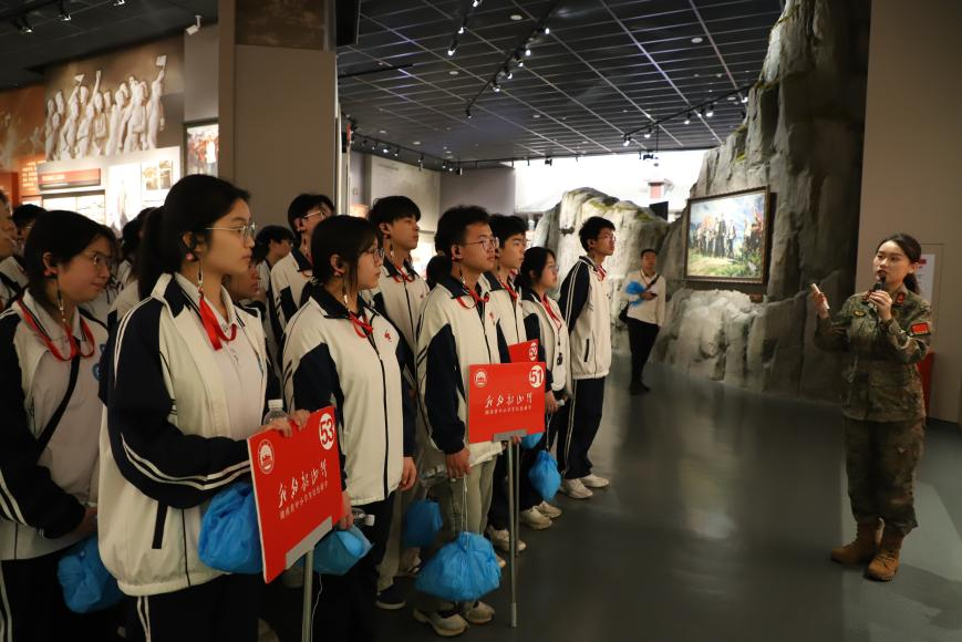 隆回二中師生赴韶山開(kāi)展紅色研學(xué)