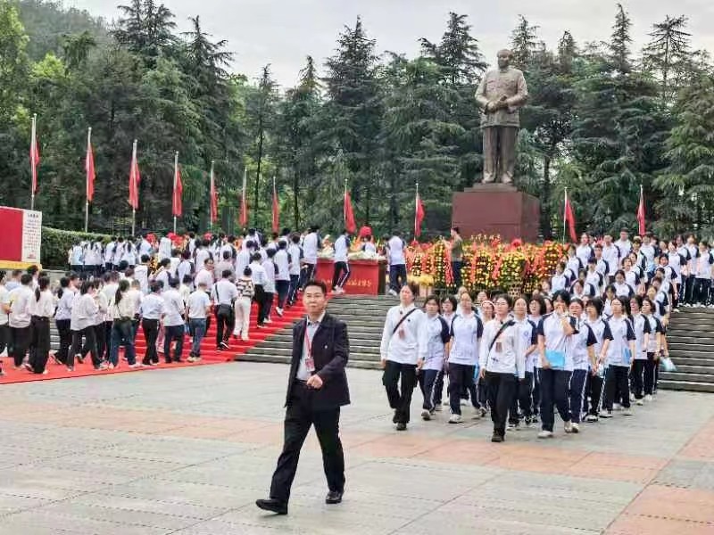 隆回二中師生赴韶山開(kāi)展紅色研學(xué)