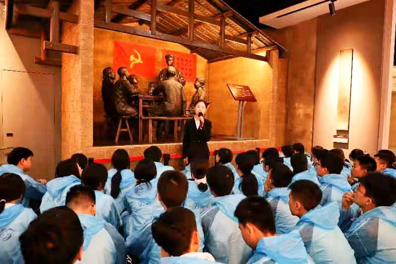 隆回二中師生赴韶山開(kāi)展紅色研學(xué)