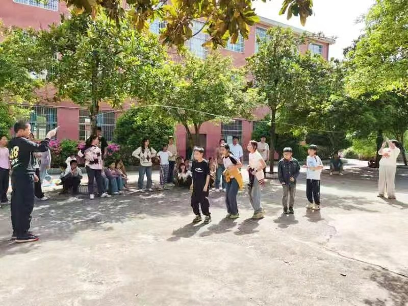 躍動(dòng)童年 “繩”采飛揚(yáng)