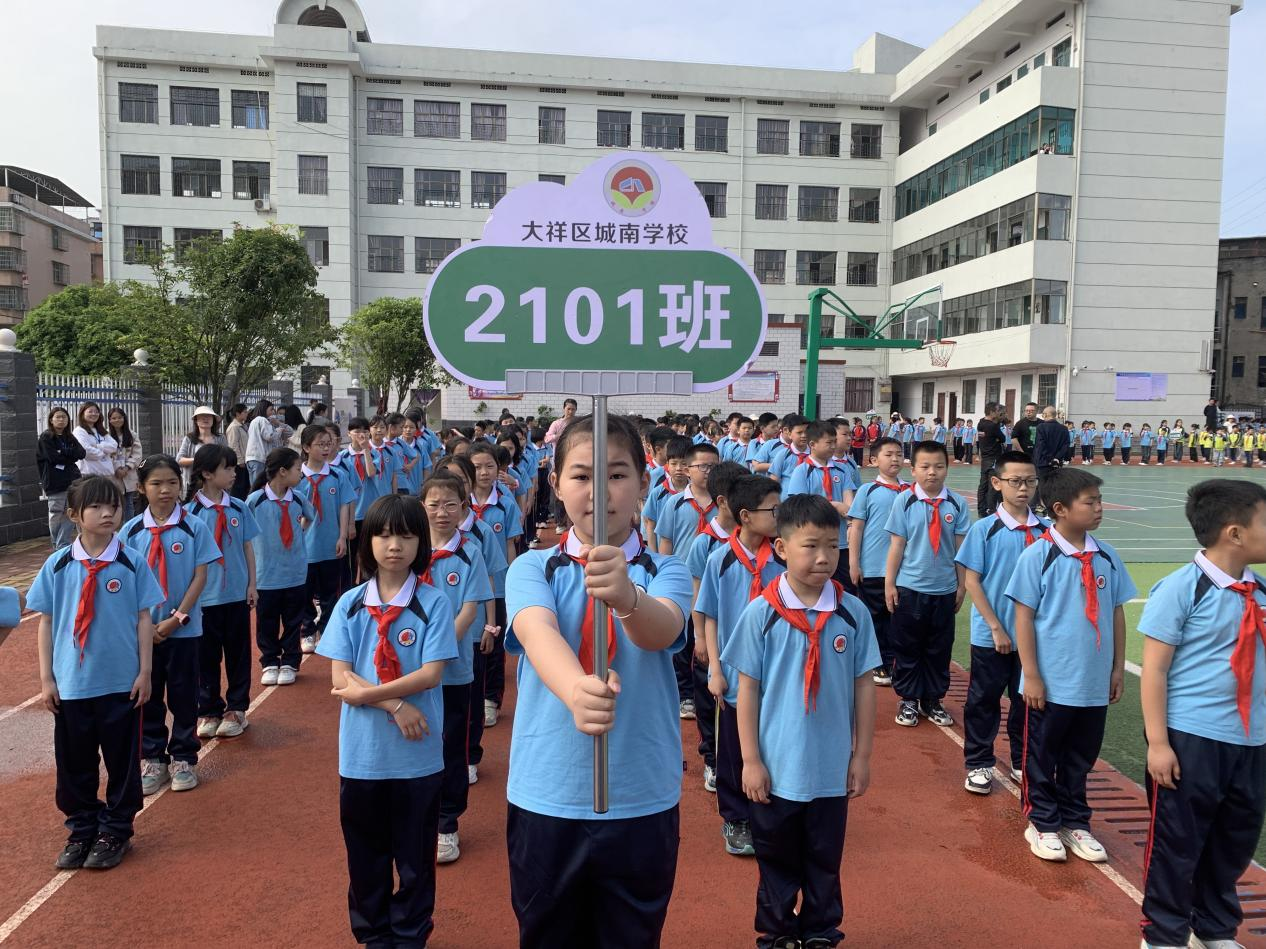 “陽光體育，快樂足球”