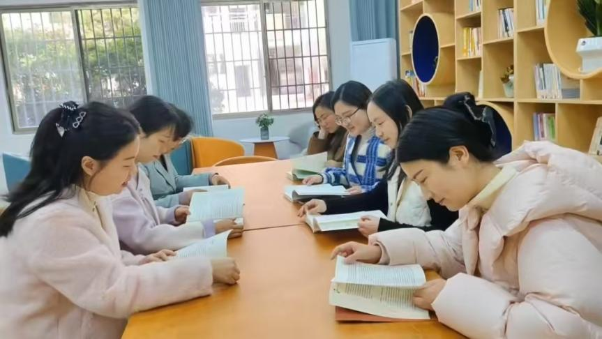 隆回九龍學校“教師書吧”促教學