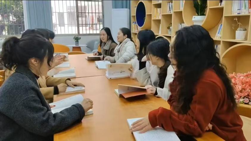 隆回九龍學校“教師書吧”促教學