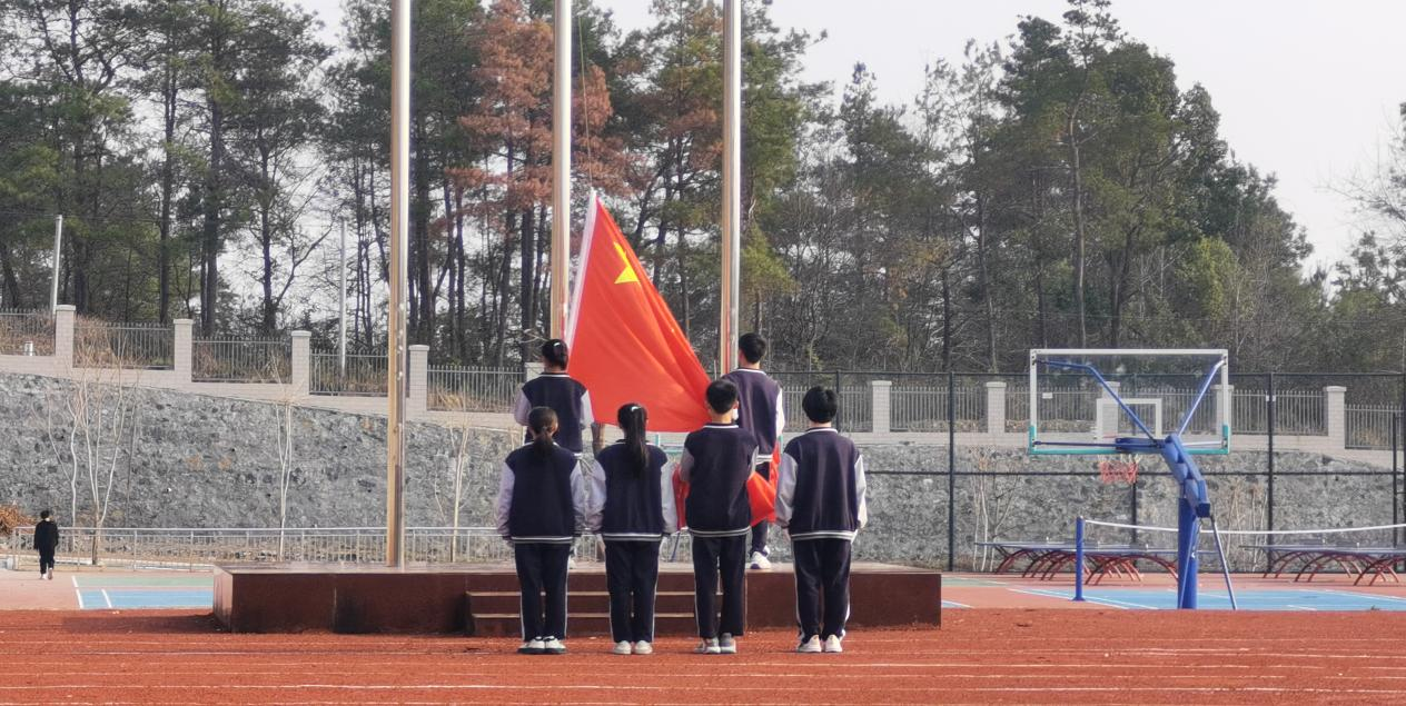 白倉鎮(zhèn)芙蓉學(xué)校開展“防溺水、防性侵、防欺凌”主題國旗下講話