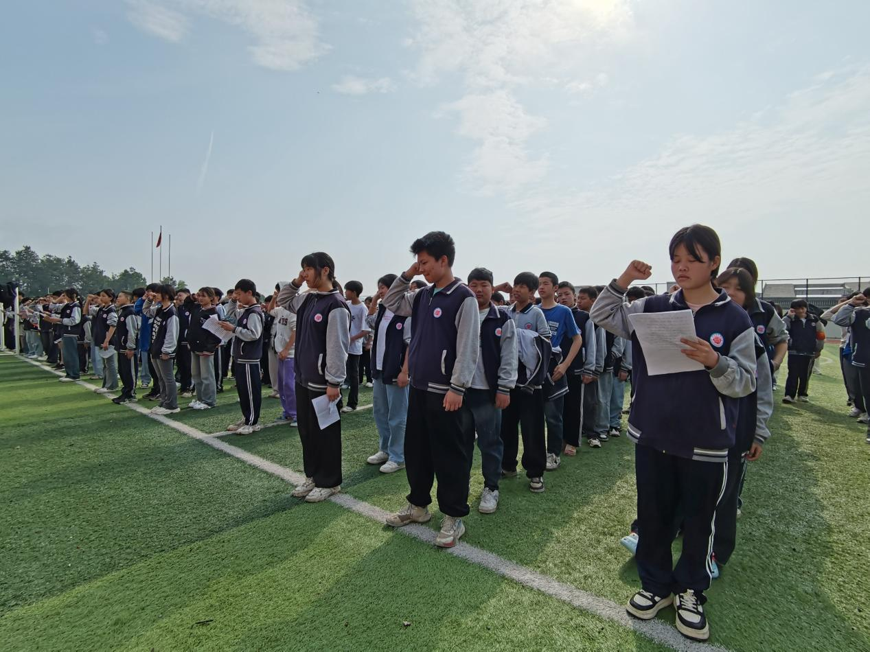 白倉鎮(zhèn)芙蓉學(xué)校開展“防溺水、防性侵、防欺凌”主題國旗下講話
