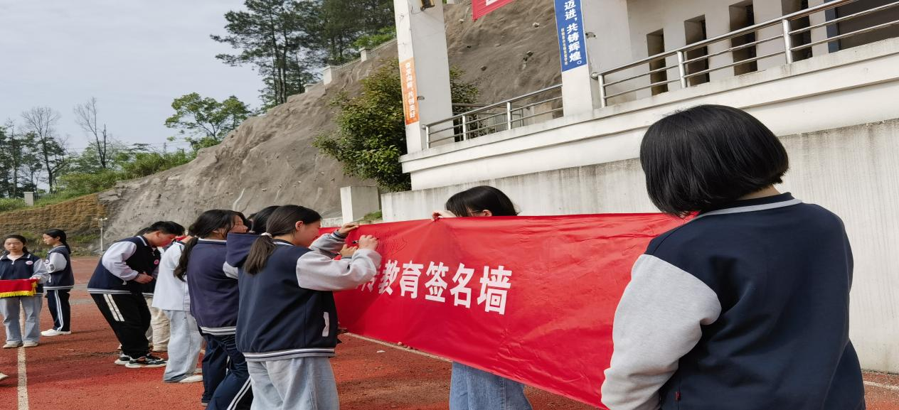 白倉鎮(zhèn)芙蓉學(xué)校開展“防溺水、防性侵、防欺凌”主題國旗下講話