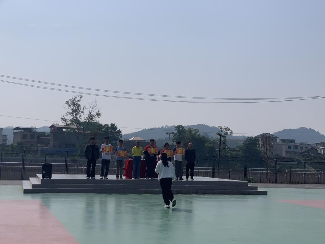 彰顯青春風(fēng)采  爭(zhēng)做陽(yáng)光少年