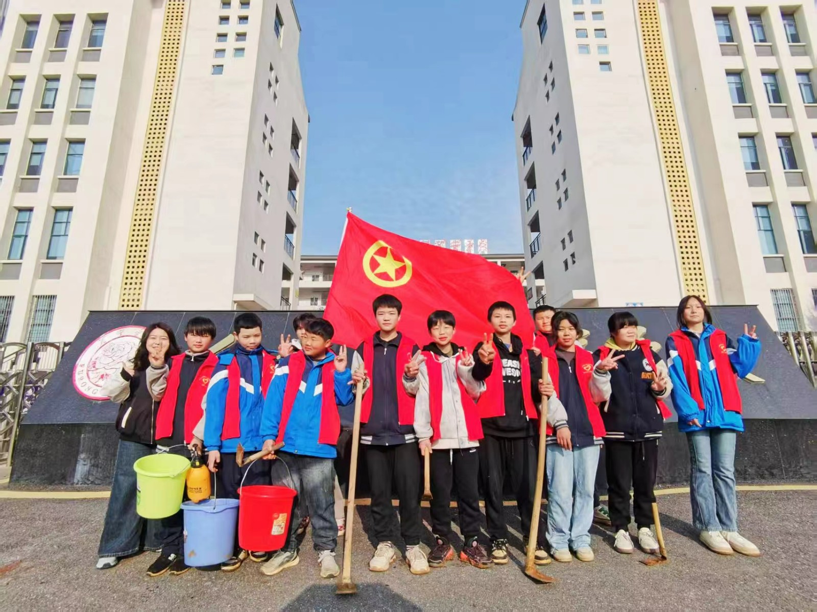 白倉鎮(zhèn)芙蓉學(xué)校 開展“繽紛大麗花 勞動繪家園”志愿種植活動 學(xué)生巧手扮靚校門口