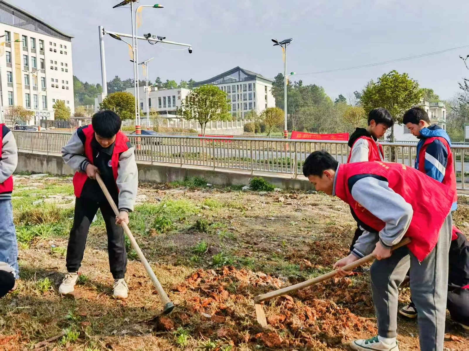 白倉鎮(zhèn)芙蓉學(xué)校 開展“繽紛大麗花 勞動繪家園”志愿種植活動 學(xué)生巧手扮靚校門口